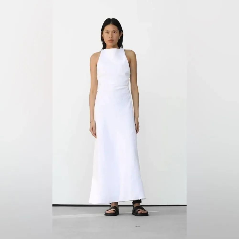 DISSH The Rose Linen Open back maxi dress in white - Picture 3 of 9